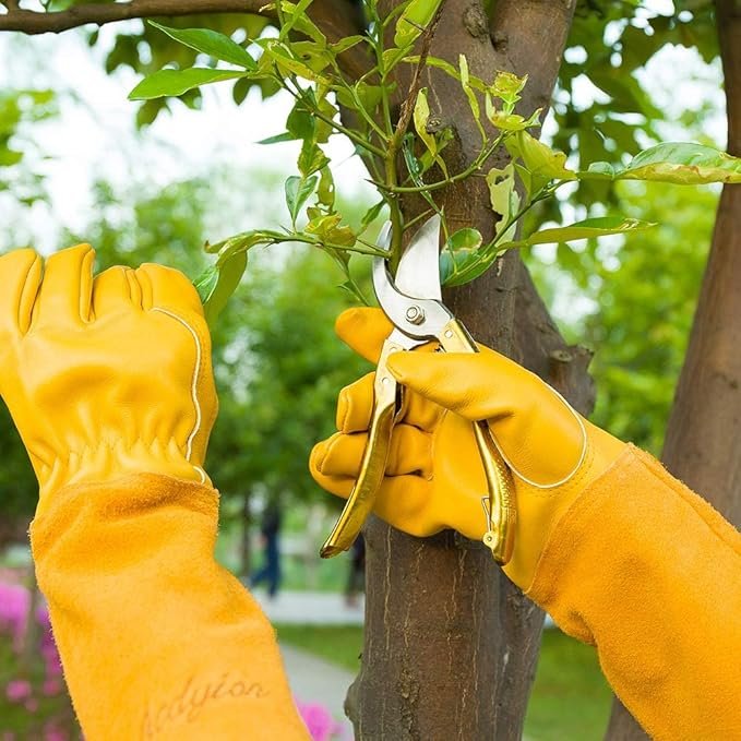 Leather gardening gloves